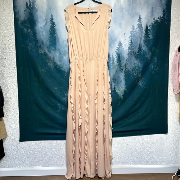 Alexis Women's Ruffled Keyhole Sleeveless ruffle Long Gown sz large peach color